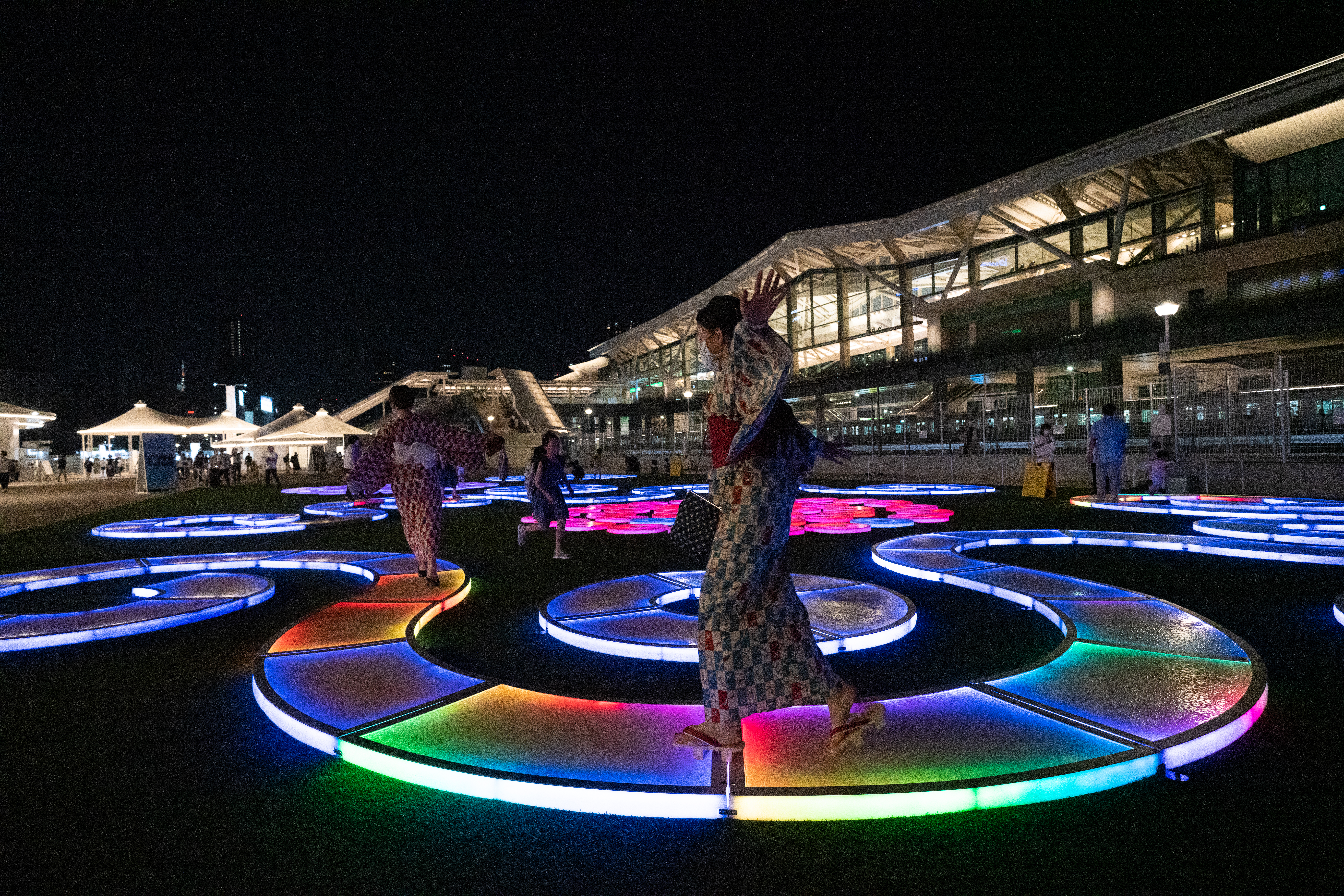 10.2020_Cosmo_TakanawaGatewayFest_image_edit_KimonoGirlFlying-RainbowColors