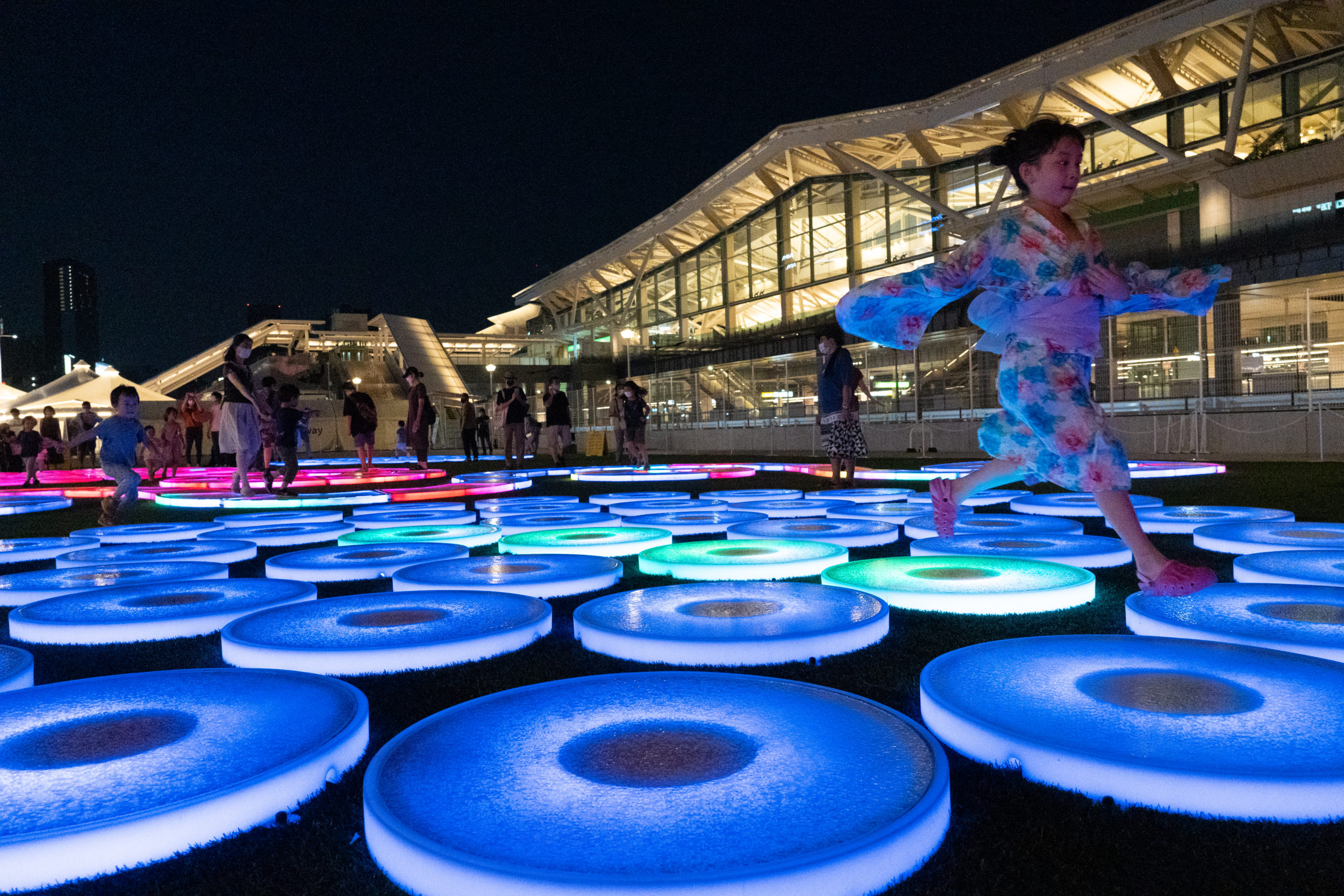 10.2020_Cosmo_TakanawaGatewayFest_image_published_website_KimonoGirlRunning-Blue